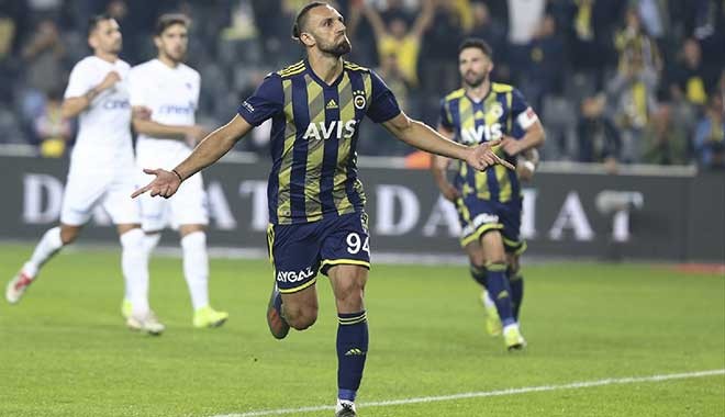 Fenerbahçe 3-2 kazandı, liderliğe yükseldi