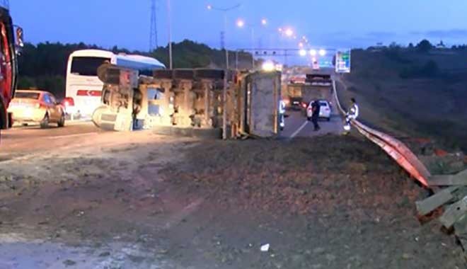 Hafriyat kamyonu devrildi, İstanbul Havalimanı yolu kapandı