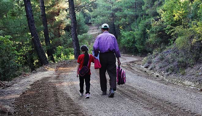 Haluk Levent'ten, kızı okula gidebilsin diye belediyenin yapmadığı yolu onaran babaya yardım eli