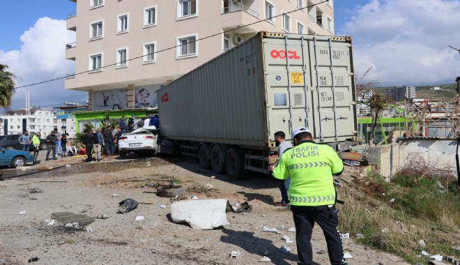 Hatay'da freni boşalan TIR araçlara çarptı: 5 ölü, 21 yaralı