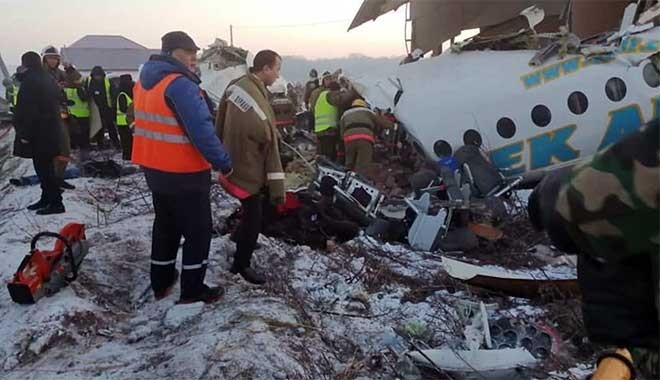 İçinde 100 yolcu bulunan uçak evin üstüne düştü, 12 kişi hayatını kaybetti