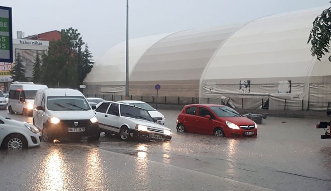 İki saat yağmur yağdı, Ankara felç oldu