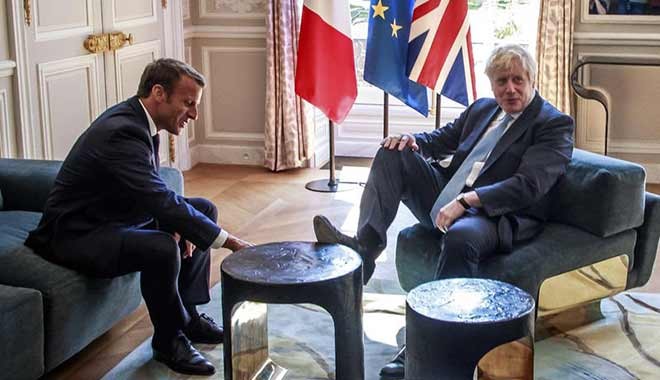 İngiltere’nin yeni Başbakanı Johnson, Macron'un karşısında ayağını uzattı