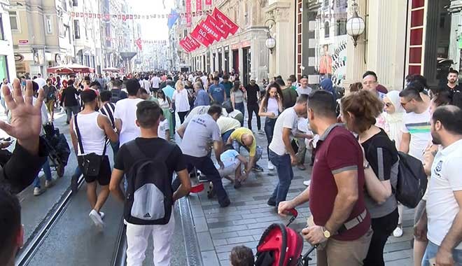 İnsanlar İstiklal'de 5 TL kapmak için birbirini ezdi