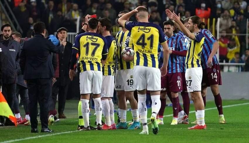 İrfan Can Kahveci atıldı, Fenerbahçe 10 kişi kaldı