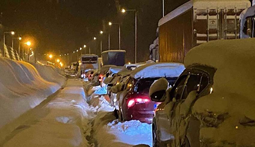 İstanbul - Ankara yolu trafiğe kapatıldı