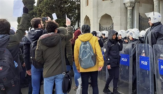 İstanbul Üniversitesi öğrencilerinin protestosuna polis müdahalesi