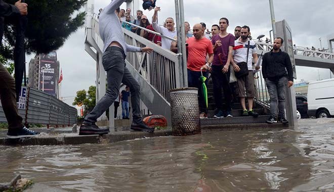 Hava karardı! Meteoroloji İstanbul için saat verdi