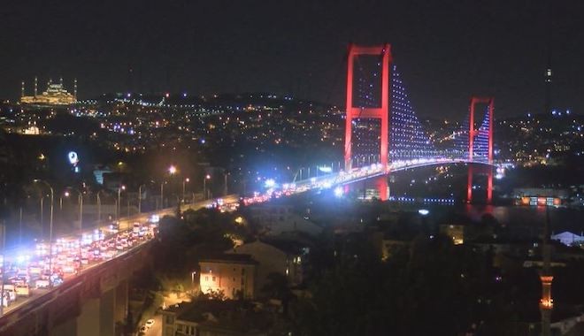 İstanbul'da bayram trafiği gece de devam etti