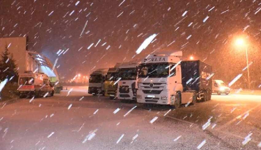 İstanbul’da kar başladı; kamyonlara yasak geldi