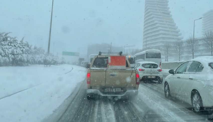 İstanbul Valisi Yerlikaya uyardı: 18.00'den sonra kuvvetli kar yağışı bekleniyor