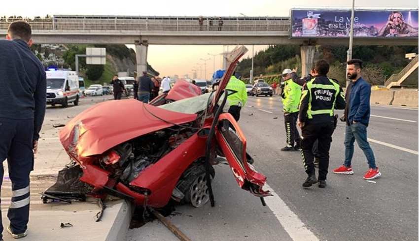 İstanbul'da korkunç kaza: Otomobil ikiye bölündü; 1 ağır yaralı