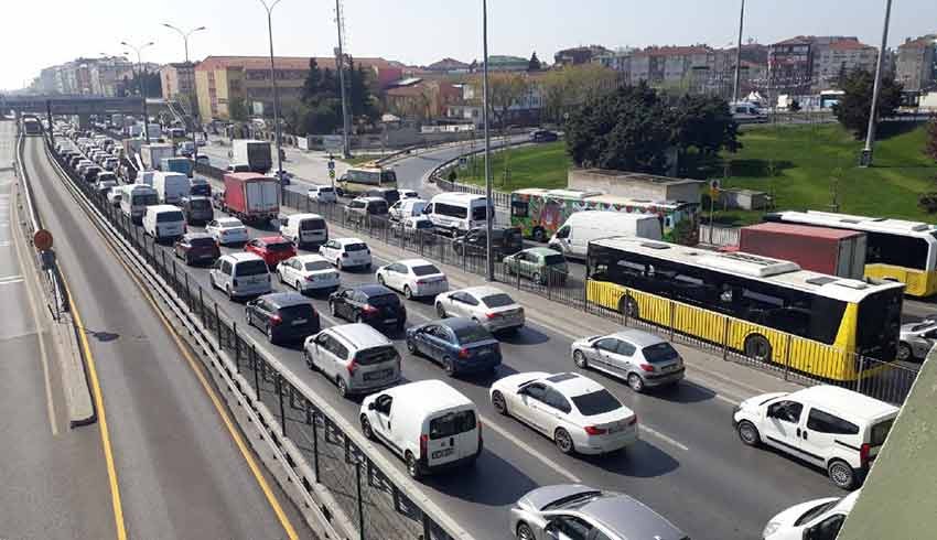 İstanbul'da tam kapanmanın ilk gününde trafik felç!