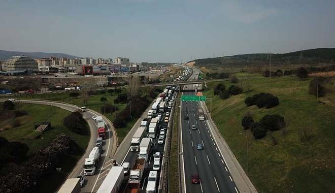 İstanbul'un giriş ve çıkışında polis tüm araçları durduruyor: 65 yaş üstü yolcu taşıyana ceza