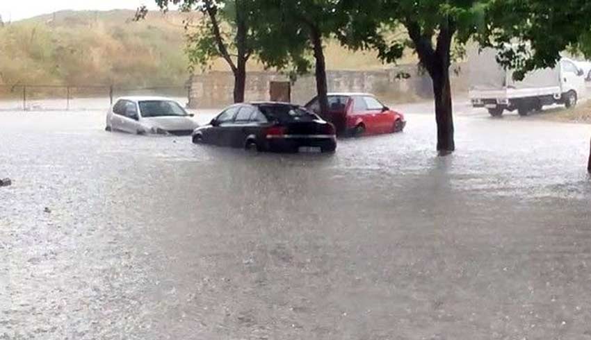 İstanbul yağışa teslim! Araçlar mahsur kaldı, evleri su bastı