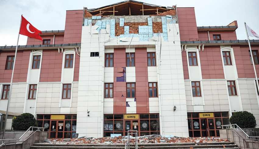 İşte meselenin fotoğrafı: Kamu binaları hasar gördü