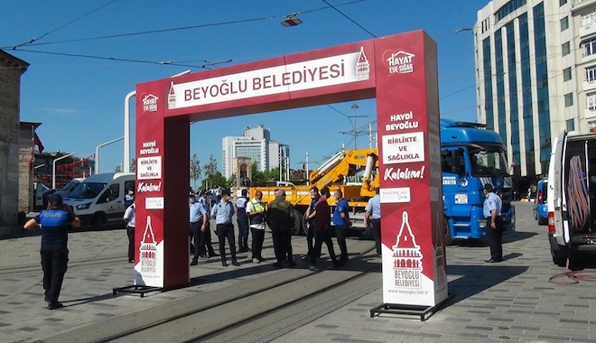 İstiklal Caddesi’nde İBB ve Beyoğlu Belediyesi zabıta ekipleri arasında gerginlik