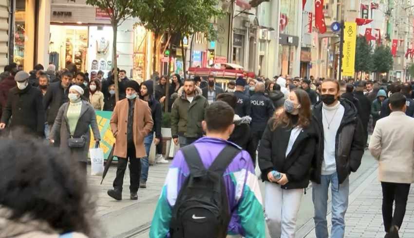 İstiklal Caddesi'nde yılbaşı hareketliliği!