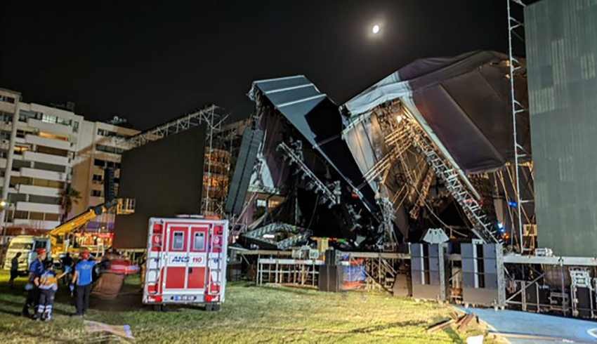 İzmir'de Tarkan'ın konser vereceği sahne çöktü!