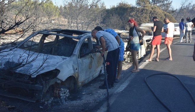 İzmir'de korkutan yangın! 57 araç kül oldu