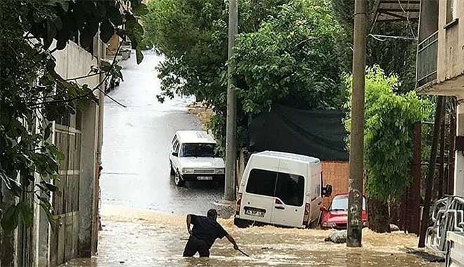 İzmir'i sel aldı, dereler taştı