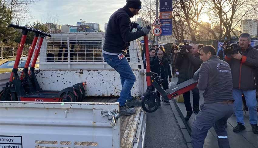 Kadıköy Belediyesi scooterları tek tek topladı