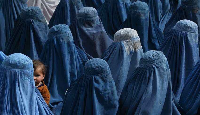 Kadınlar, Taliban'a hazırlıksız yakalandı! Burka fiyatları 10 kat arttı!