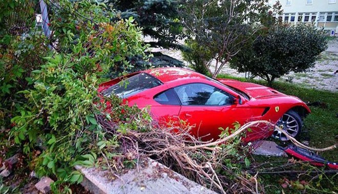 Kastamonu’da Ferrari uçtu, okulun bahçesine girdi!