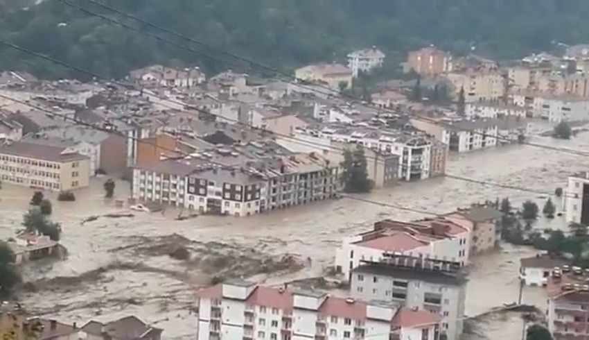 Kastamonu'da felaket! 8 ilçe 10 dakikada sel altında kaldı