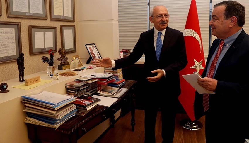 Kılıçdaroğlu makam odasını açtı; Masasında 4 maymun heykeli var