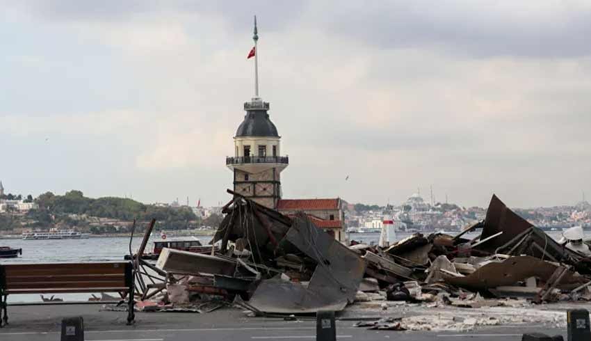 Kız Kulesi'nin karşısındaki korsan büfeler yıkıldı