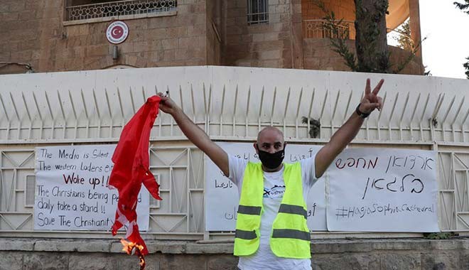 Kudüs'te Türk bayrağını yakan alçağa kimse müdahale etmedi!