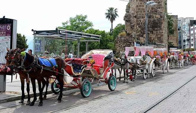 Kuşadası'nda faytonlar kaldırıldı