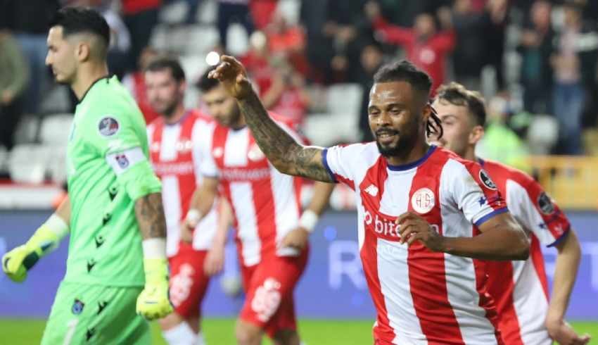 Lider Trabzonspor, Antalyaspor deplasmanında bozguna uğradı!