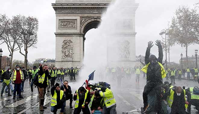 Macron, akaryakıt zamları konusunda hata yaptığını itiraf etti