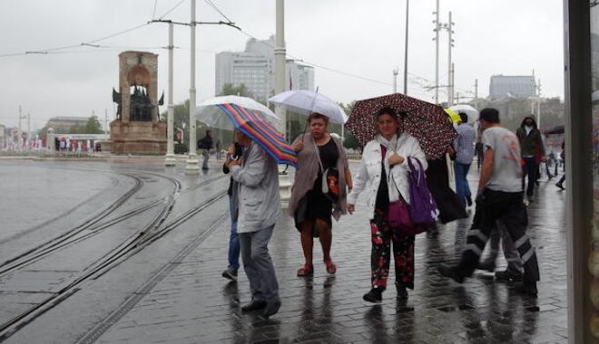 Meteoroloji'den fırtına ve yağış uyarısı: vapur seferleri iptal