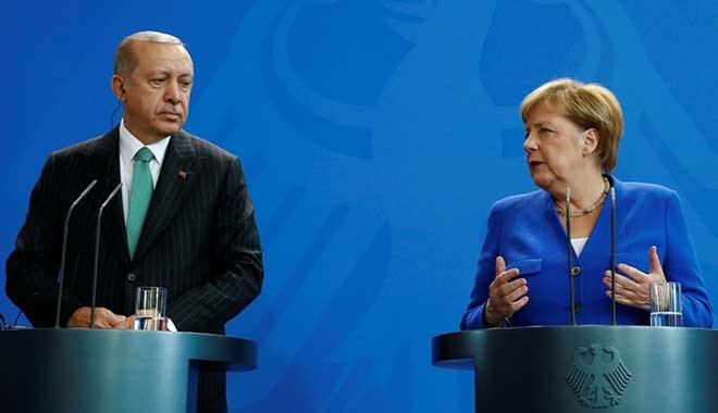 Merkel: Almanya, Türkiye'ye silah ihracatını durduracak