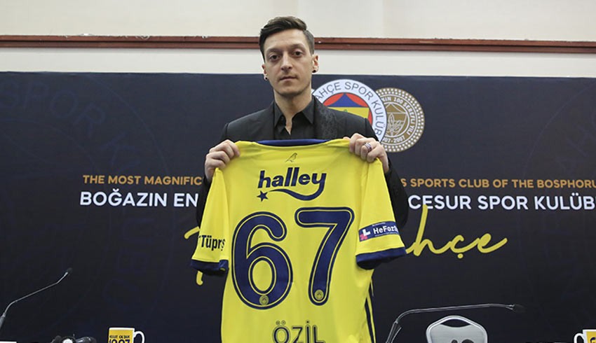 Mesut Özil imzalı çubuklu forma 26 bin euro'ya satılarak rekor kırdı