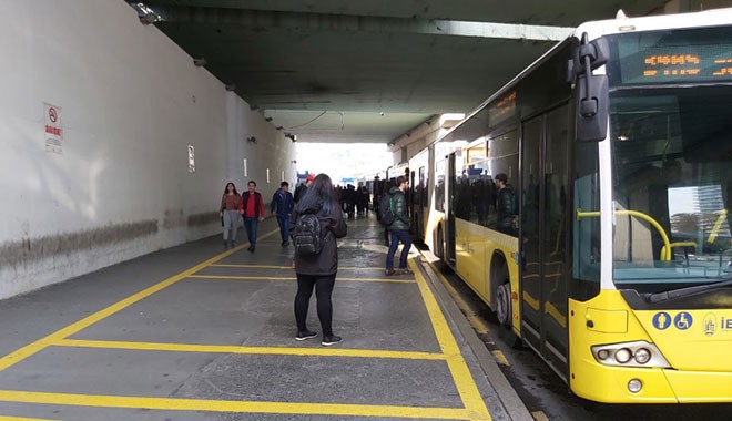 Metrobüste 'işaretli bekleme yeri' dönemi başladı