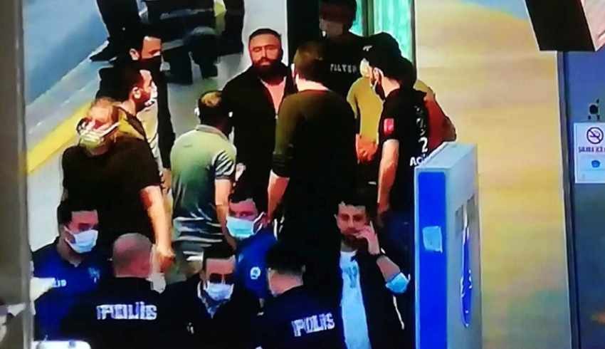 Metrobüste rehine eylemi! Zorla gözaltına alındı