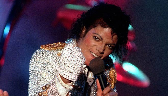 Michael Jackson'ın meşhur eldivenine servet ödediler!