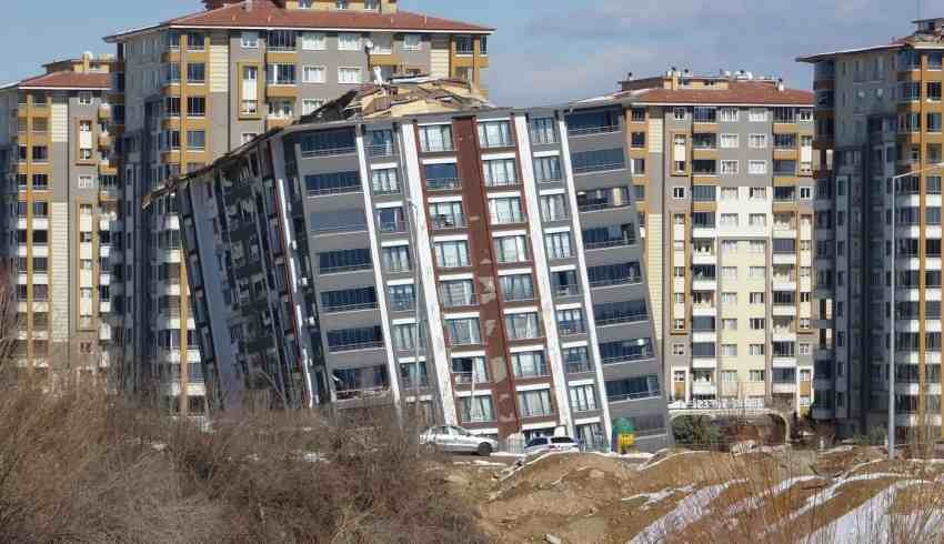 Milyonluk yeni daireleri yıkılan depremzedeler isyan etti: Allah belalarını versin