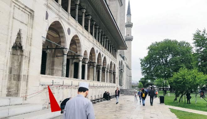 Mimar Sinan'ın 'kalfalık eserim' dediği Süleymaniye'nin duvarına kablo geçirmek için delik açıldı