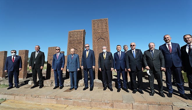 Nerede maskeler? Erdoğan ve kabine, Ahlat'ta maskesiz poz verdi...