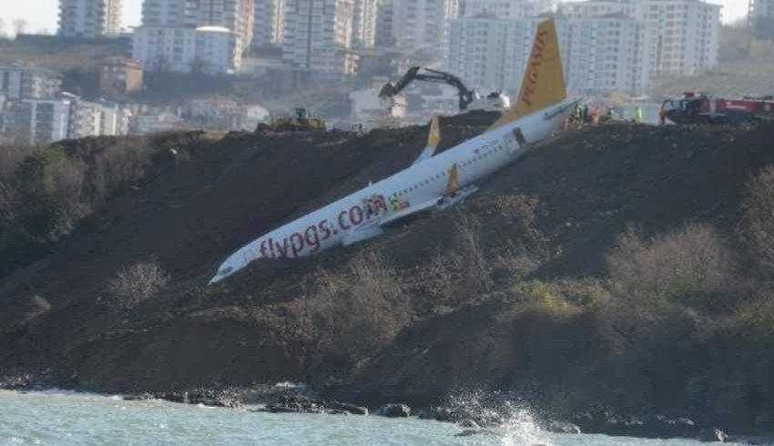 Pegasus uçağı denize uçuyordu! Pilotlar birbirini suçladı, motor koptu