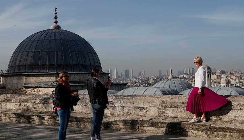 Reuters: Türkiye, vatandaşlarını eve kapatırken yabancı turistleri ağırlıyor