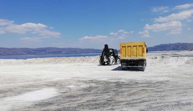 Salda Gölü'nün kumları taşınıyor! Çevreciler: Bu bir cinayettir