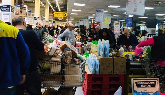 Sektör, 'bol bol var' diyor, vatandaş durmadan stokluyor