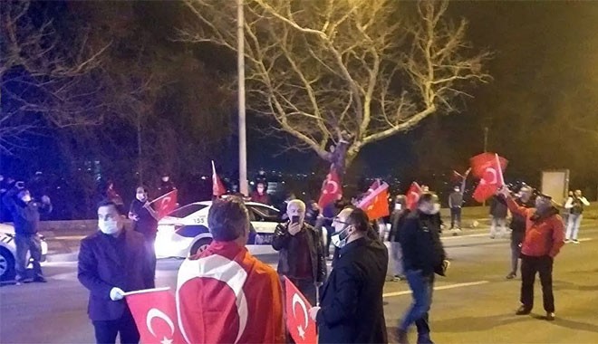 Soylu'ya destek için evinin önünde slogan attılar: Terörden öleceğimize koronadan ölürüz