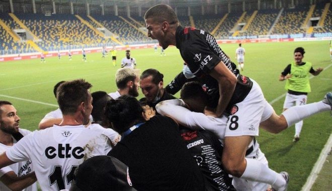 Süper Lig'de 23 sene sonra 6 İstanbul takımı olacak